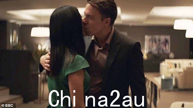 屏幕上的火花:当他们在 BBC 电视剧 Better together 中饰演 Leila 和 Andrew 时,性电流在他们之间噼啪作响