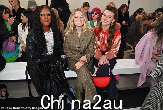 姿势:Richie Shazam 在 Nina Ricci 暴走秀期间坐在 AJ 和 Aly Michalka 旁边