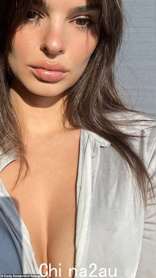 新帖子:Emily Ratajkowski 周五早上出现在社交媒体上,与 f 分享新内容ans