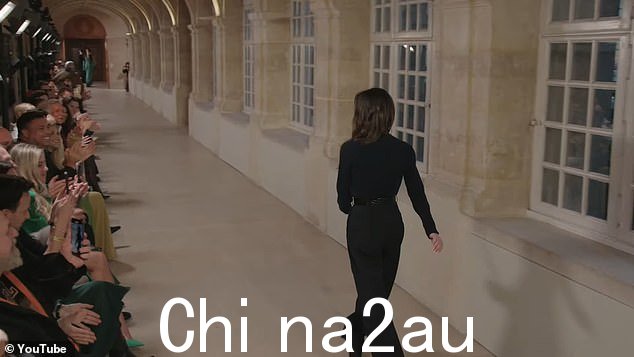 走路:维多利亚穿了一双黑色厚底高跟鞋,为活动增加了几英寸的身材