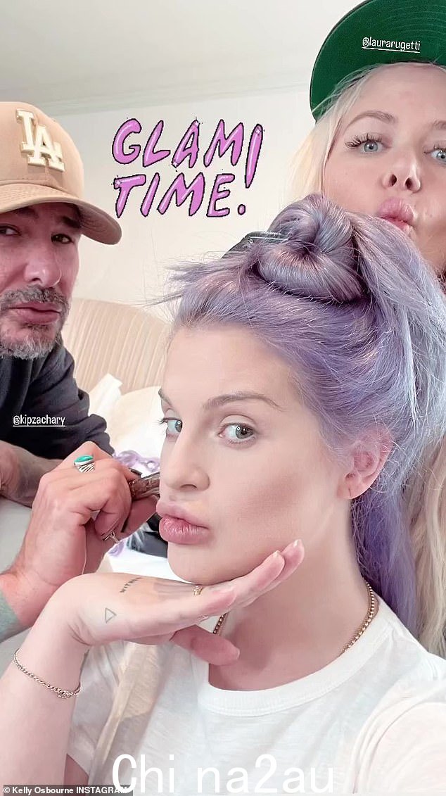 Glam:这位电视主持人在 Instagram 快拍中分享了一张照片,当时她的发型师和化妆师正努力让她为一个尚未公开的新项目打扮得美美哒正在处理