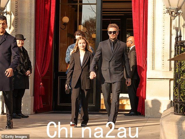 时尚:这位 47 岁的前足球运动员选择了经典的黑色衬衫和海军蓝领带组合,同时为他的造型添加了一双切尔西靴