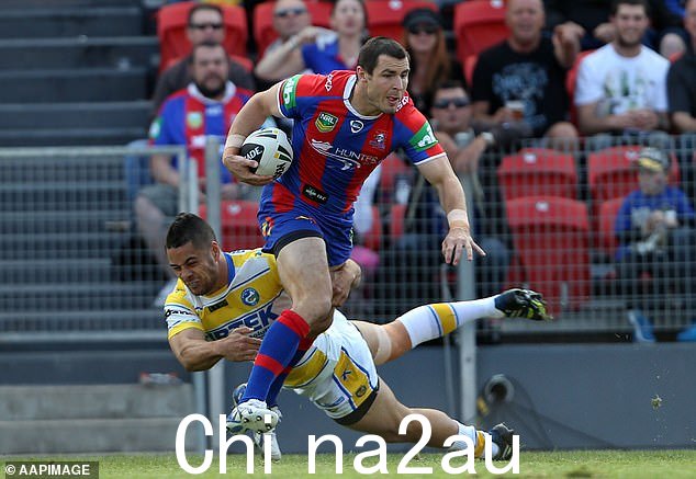 James McManus 在 2013 年纽卡斯尔骑士队和 Parramatta Eels 在亨特体育场举行的第 26 轮 NRL 比赛中摆脱了 Jarryd Hayne