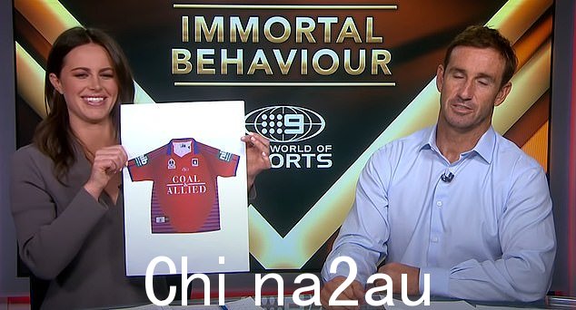 Joey Johns 对这个丑陋的红色设计感到兴奋,就像他回来时俱乐部强迫他穿上它一样
