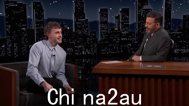 Paul 告诉 Jimmy Kimmel(如图)他正在和另外两位合作演员换衣服,这时 Nicole 刚刚看过这部剧,敲了他们的更衣室门