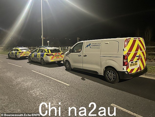 警方将这一事件描述为“非常悲伤的发现”,并表示他们现在的首要任务是找到母亲