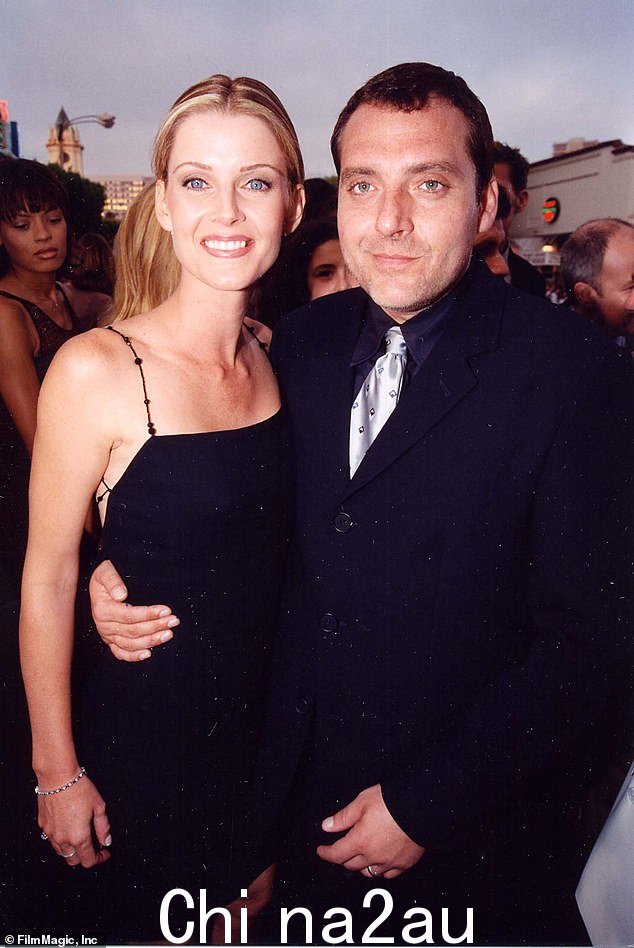 Tom Sizemore 和前妻 Maeve Quinlan 在 1998 年的《拯救大兵瑞恩》首映式上。他们在 1996 年至 1999 年间结婚