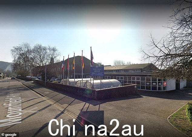 刘易斯修道院学校的‘性别中立’报告引起了家长的愤慨