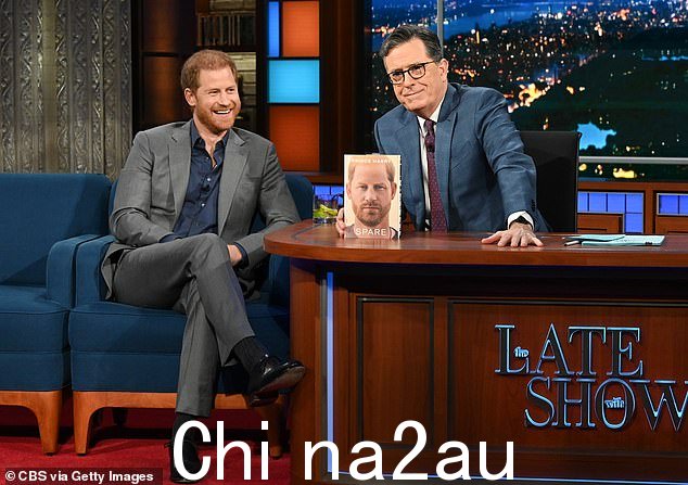 Gabor Maté,79 岁,将于明天加入 Harry(与美国聊天节目主持人 Stephen Colbert 合照,同时宣传 Spare)现在讨论“带着损失生活和个人康复的重要性”,然后进行现场问答
