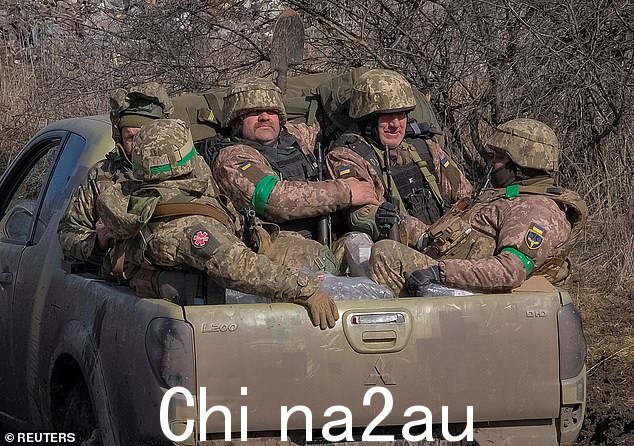 3 月 3 日,在俄罗斯对乌克兰的袭击中,乌克兰军人挤进一辆军车的后座,巴赫穆特
