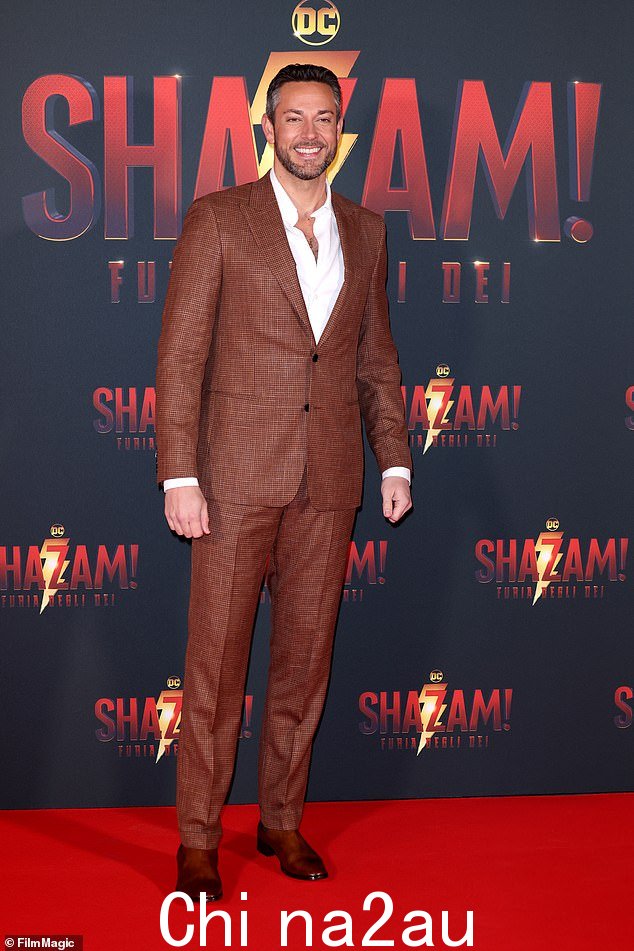 Dapper:出席的还有 42 岁的演员 Zachary Levi,他身穿棕色西装和白衬衫,看起来很潇洒