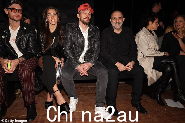 星光熠熠:这对搭档还被拍到与 Gaspar Noé 合影,然后他们坐在他和 Rosie Huntington-Whiteley 旁边,开始了失控的表演