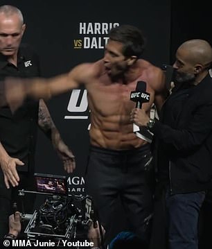 Smackdown:断背山明星拿起麦克风说,'这个混蛋让我发笑,因为他是个该死的笑话!我们走吧。把腰带给我就行了把它给我。交给我'