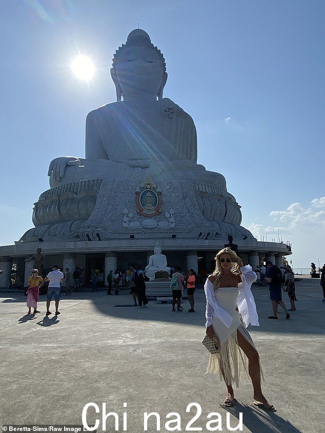 观光:拍摄在泰国首都进行时,演员们参观了该国第三高的雕像大佛