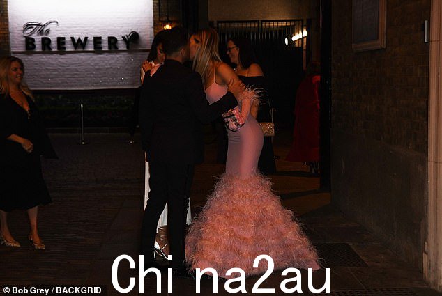 好朋友:她被拍到在回家前给客人 Peter Andre 和他的妻子 Emily 一个拥抱