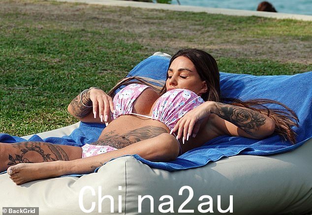 增强功能:有人看到凯蒂调整她的比基尼上衣,同时展示她增强的胸围