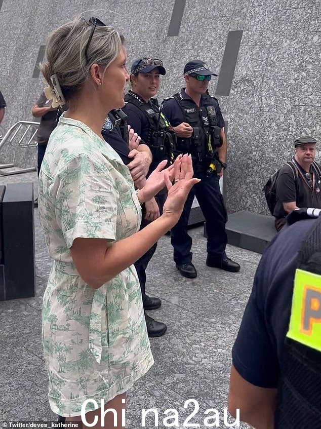Deves 女士(上图)努力在抗议者开始对她高呼“变性人权利是人权”之前,让她回答完了问题