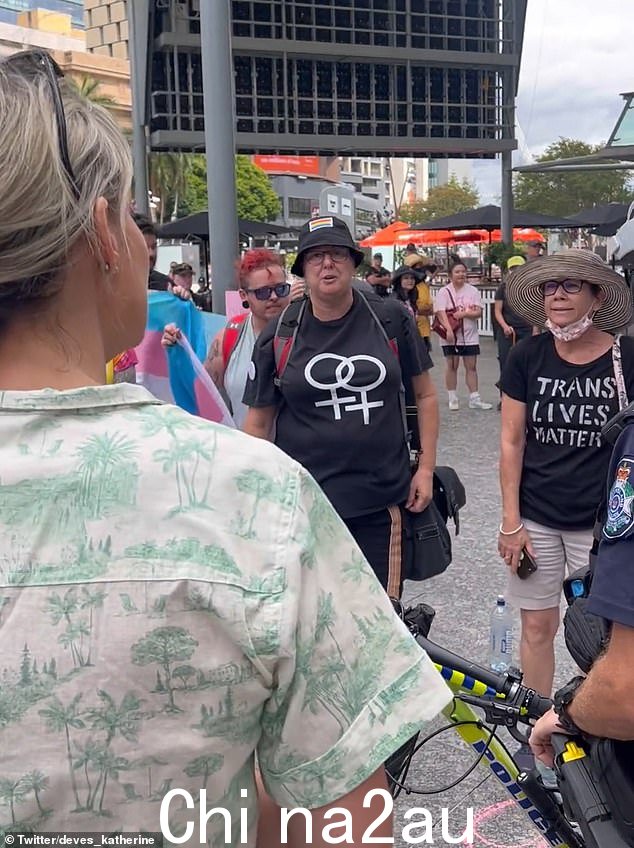 Deves 女士在 2022 年联邦大选中未能成功竞选席位,她分享了一段对抗视频,作为她出席由激进女权组织国际妇女节 (IWD) 布里斯班 Meanjin 组织的会议的一部分