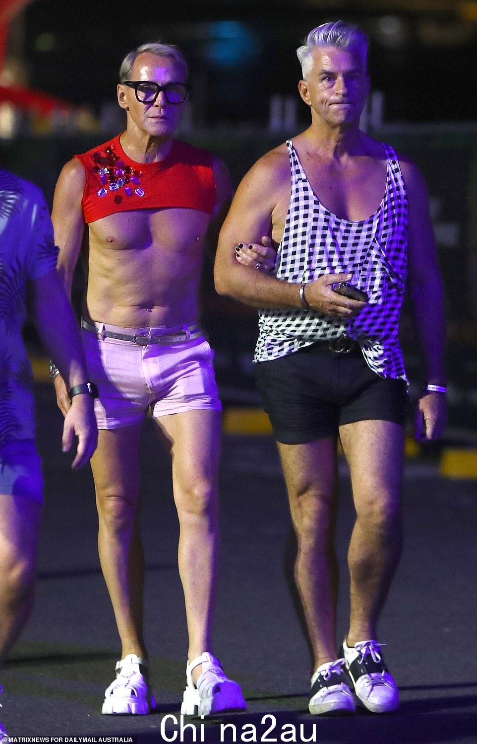 成千上万的狂欢者从邦迪海滩的大型派对中涌出,庆祝悉尼 WorldPride 的倒数第二天(图中是 The Block 粉丝最喜欢的 Mitch 和 Mark)