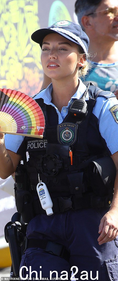 NSW Police 坚持主题,涂上骄傲主题的防晒霜并使用骄傲旗帜扇子