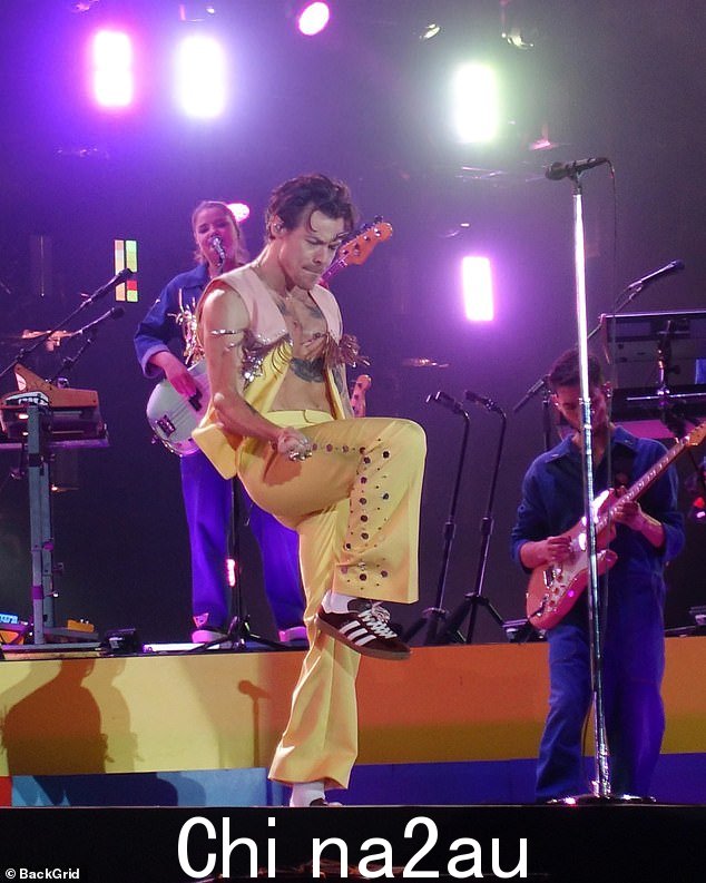 Showman:他穿着一件敞开的黄色和粉色马甲,棕色流苏让他的躯干暴露无遗