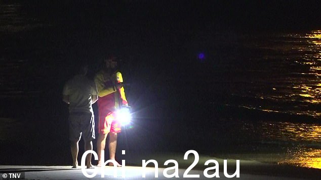 周六晚上在悉尼北部淡水海滩失踪的 18 岁游泳运动员的搜寻工作已经进入第二天