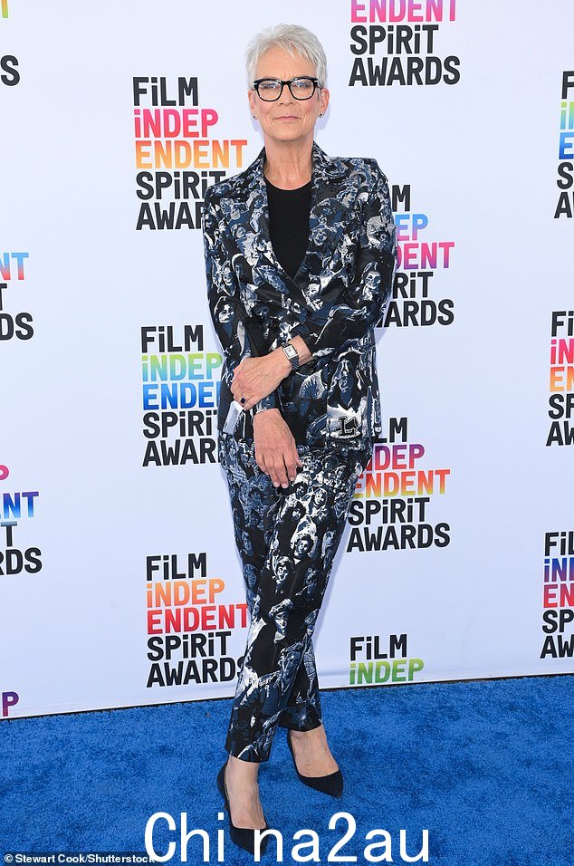 提名:杰米·李·柯蒂斯 (Jamie Lee Curtis) 身穿黑白印花西装出席周六在洛杉矶举行的第 38 届年度电影独立精神奖颁奖典礼