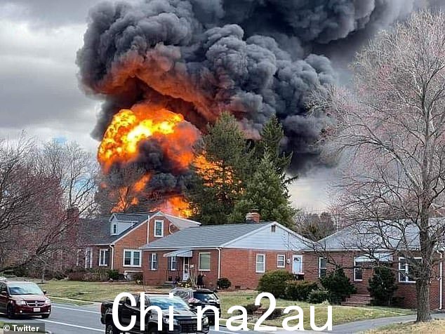 居民拍摄的视频,其中一些人在大火附近目瞪口呆,视频显示坠机现场冒出大量黑烟、灰烬和余烬