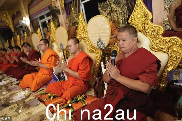 一排和尚坐成一排为 Duangohet 诵经