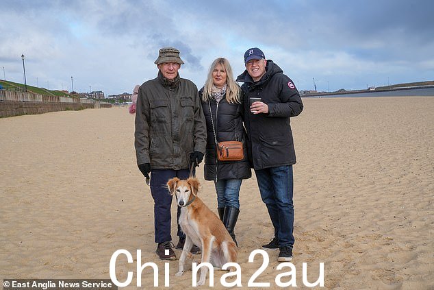 Dan Hall,合伙人 Louise Barker 和她的父亲 Ron Francis。他们和她的父亲 Ron Francis 从诺里奇的家中出发,作为他 86 岁生日的礼物