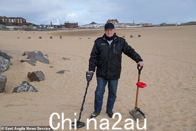 金属探测爱好者 Geoff Lewis。他说他可以'理解为什么它是欧洲顶级海滩之一'