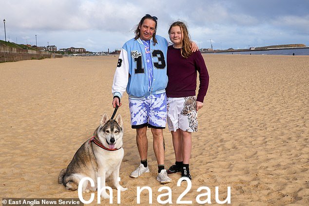 Denis Great 和儿子 Dylan 在 Gorleston-on-Sea 的海滩上。他们说他们“对海滩赢得 Tripadvisor 称号并不感到惊讶”
