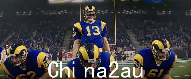 American Underdog (2021):传记片讲述了 NFL 四分卫、MVP 和名人堂成员 Kurt Warner 的故事,由 Zachary Levi 饰演(上)