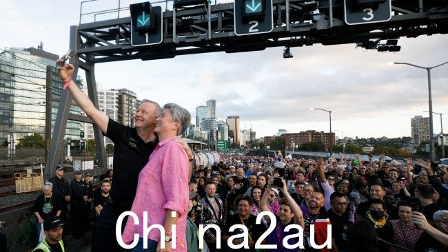总理 Anthony Albanese 和外交部长 Penny Wong 都参加了周日穿过悉尼海港大桥的 WorldPride 游行. 图片：Tim Pascoe