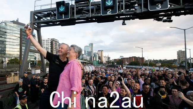 总理 Anthony Albanese 和外交部长 Penny Wong 都参加了周日穿过悉尼海港大桥的 WorldPride 游行. 图片:Tim Pascoe
