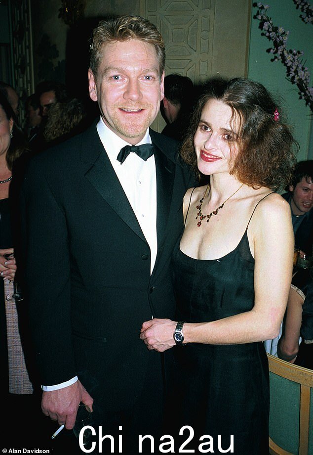 Kenneth Branagh 和 Helena Bonham Carter(图为首映式)或 Love Labors Lost)在 Mary Shelley 的 Frankenstein 片场相识相聚