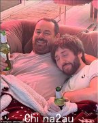 丹尼·戴尔 (Danny Dyer) 与 Inbetweeners 明星詹姆斯·巴克利 (James Buckley) 一起享受醉酒之夜，看起来精神很好