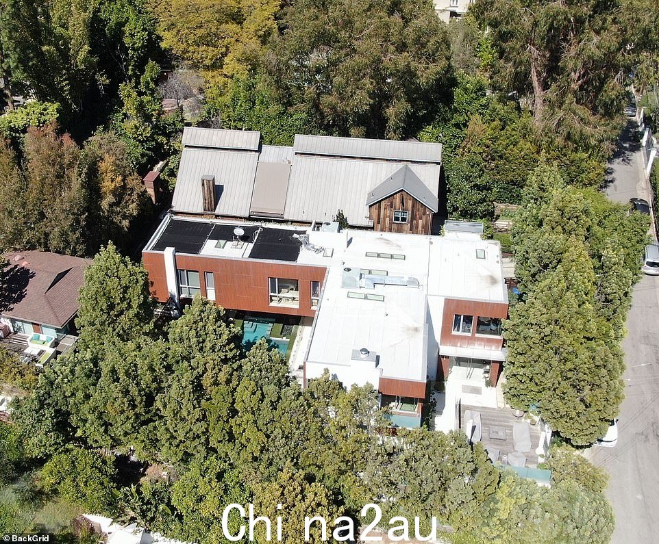 其他财产:这位明星将于本月晚些时候(3 月 12 日)举办即将举行的第 95 届奥斯卡颁奖典礼,他在天使之城拥有更多房屋,例如现代好莱坞山庄2008 年买回