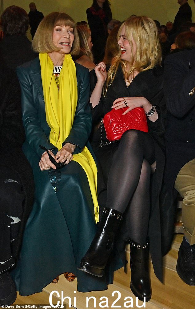 时尚:Condé Nast 的全球首席内容官 Anna Wintour 身穿青色长款风衣,搭配黄色围巾和她标志性的色调,看起来一如既往的时尚