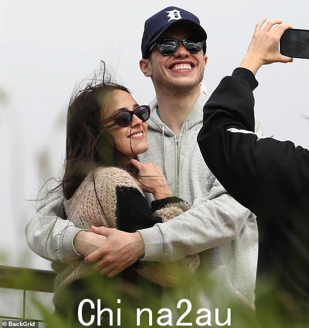 喜气洋洋:这对夫妇在摆姿势拍照时都笑了