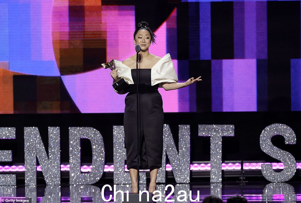 '很荣幸':Stephanie 继续说,'这是我的第一个个人奖项,感觉。 ..它在这个房间里感觉非常合适。我感到非常荣幸'