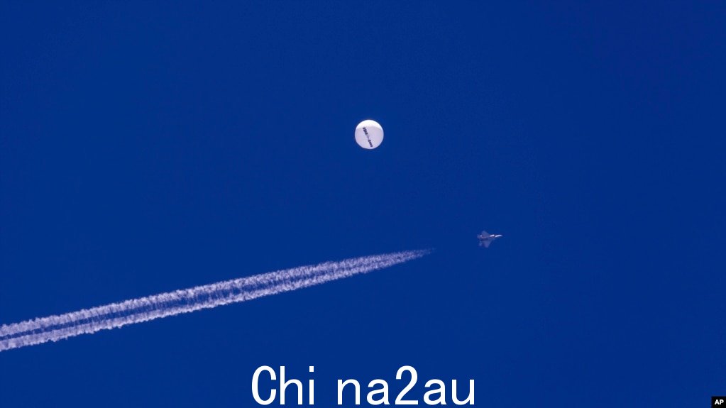 一架美国战斗机在东海岸上空接近中国间谍气球.(2023 年 2 月 4 日)