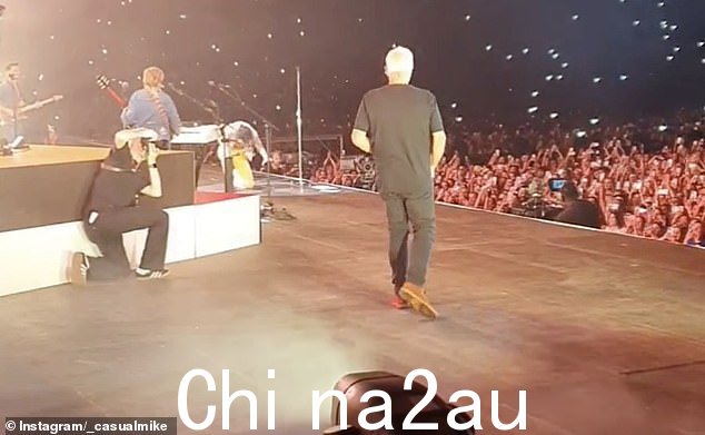 这是在 Harry 邀请澳大利亚传奇歌手 Daryl Braithwaite 到他周六晚上在悉尼演出的舞台之后