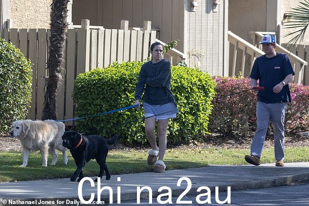 周六,两人穿着拖鞋遛狗。目前尚不清楚他们约会了多久,但他们就读于南卡罗来纳大学法学院