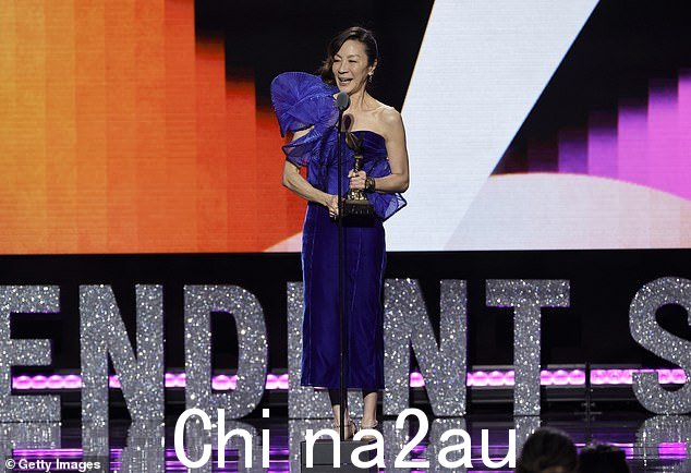 衷心:'谢谢。这是来自我的同龄人,他们从第一天起就和我在一起,所以,它是如此特别,”她感动地表示,并补充说,“从心底非常感谢你”“class=