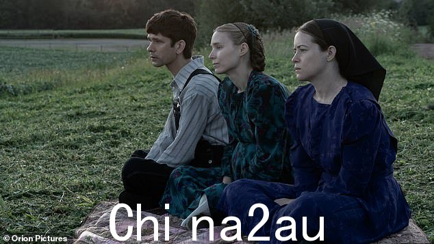 悲惨:这部电影改编自 2018 年 Miriam Toews 的同名小说,讲述了门诺教徒殖民地中男性对女性吸毒和强奸的真实故事;仍然来自 Women Talking