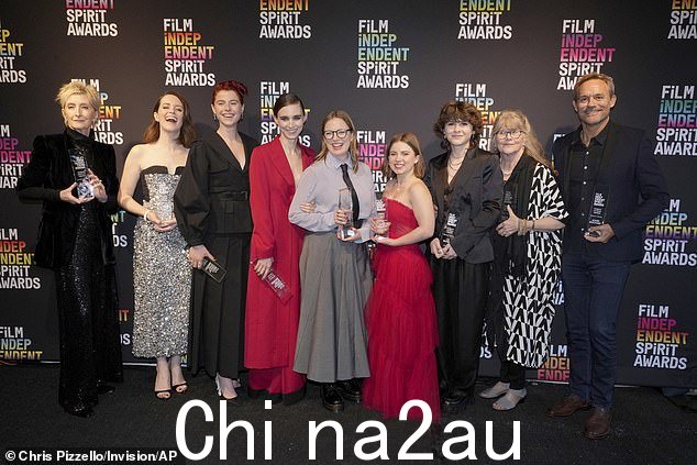 骄傲:演员们自豪地在新闻发布室摆姿势; (L-R) Sheila McCarthy、Foy、Buckley、Mara、Polley、Kate Hallett、Liv McNeil、Judith Ivey 和 John Buchan