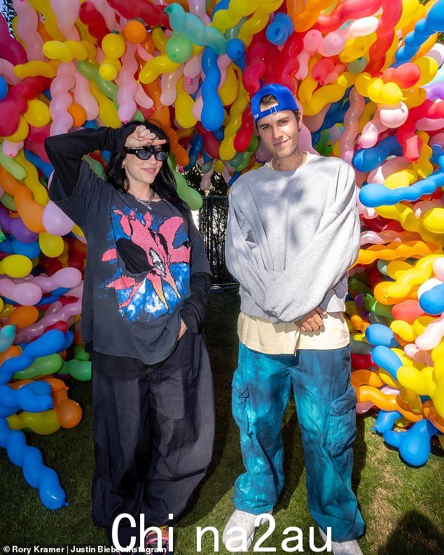 好朋友:在追上 Billie Eilish 时,他在 2019 年在 Coachella 音乐节上第一次见面后就变得亲近了,好朋友在彩色气球拱门下微笑