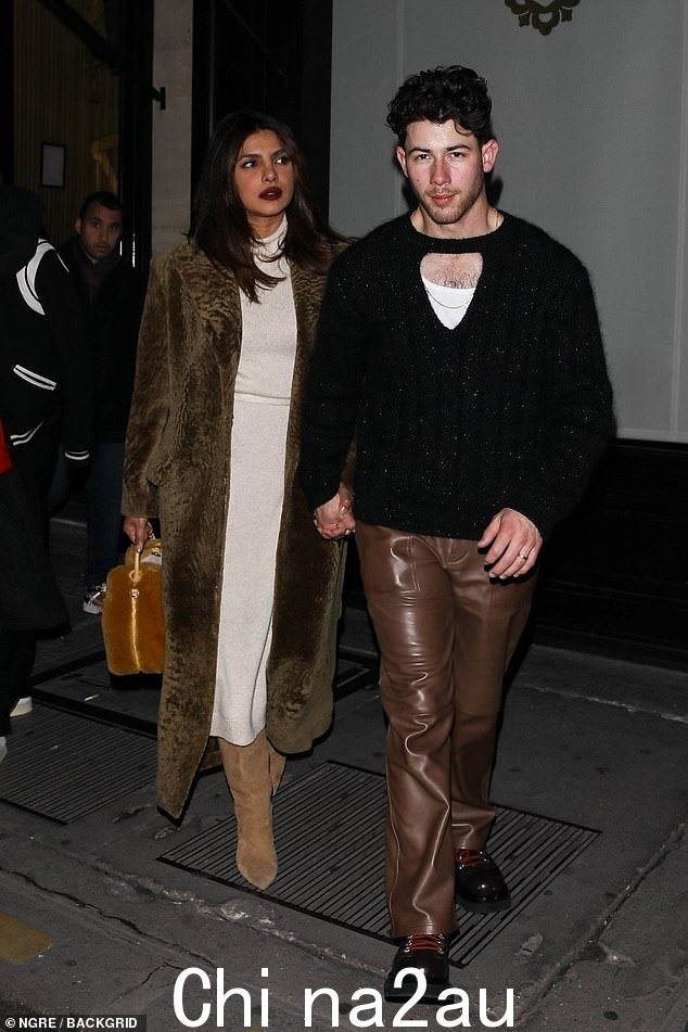 新兴:Nick Jonas 和他的妻子 Priyanka Chopra 在星期六晚上离开巴黎时装周的时髦活动时看起来很时髦