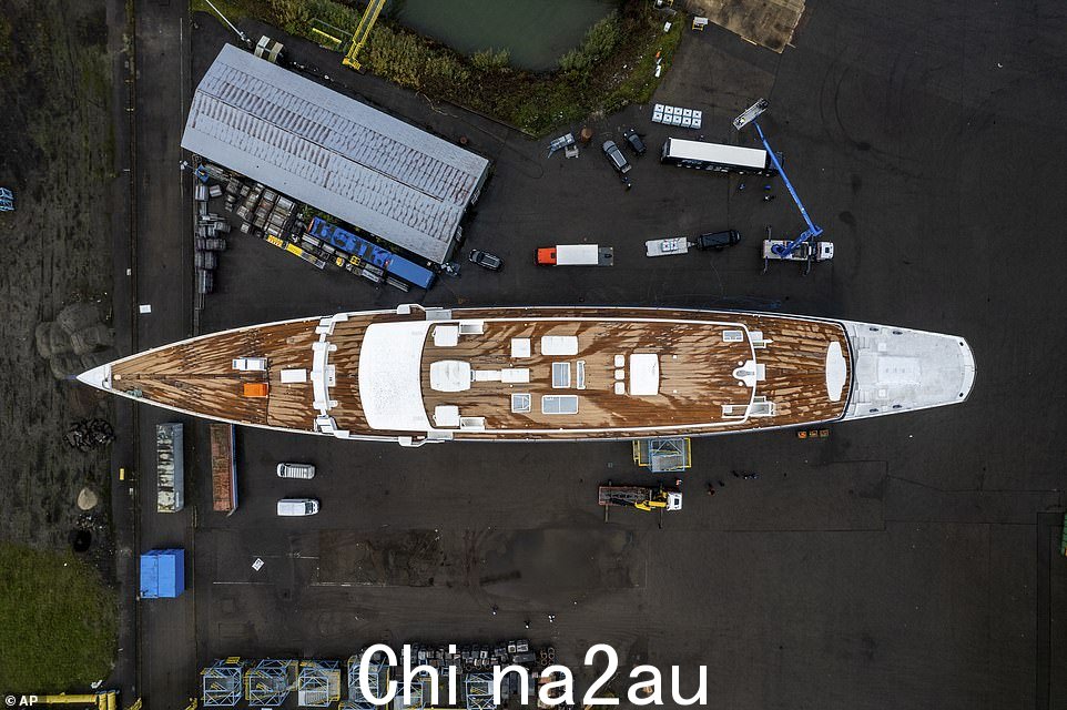 有关贝索斯要求鹿特丹市拆除最近修复的 Koningshaven Bridge(当地称为 De Hef)的报道引发了该市的愤怒